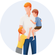 Ilustração de um pai de pé com os dois filhos, um deles também está de pé, ao seu lado e o abraçando, e o outro menino no colo.
