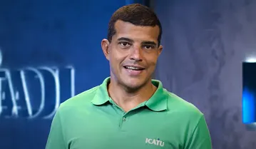 Homem de camisa polo verde da Icatu Seguros falando sobre Previdência Privada.
