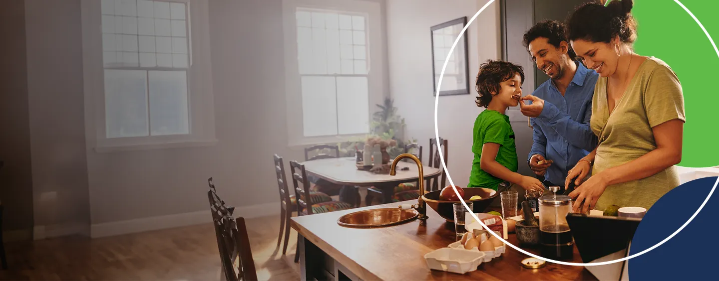 Família alegre cozinhando juntos em uma cozinha moderna. Pais e filho se divertem enquanto preparam alimentos saudáveis e saborosos, promovendo momentos de união.