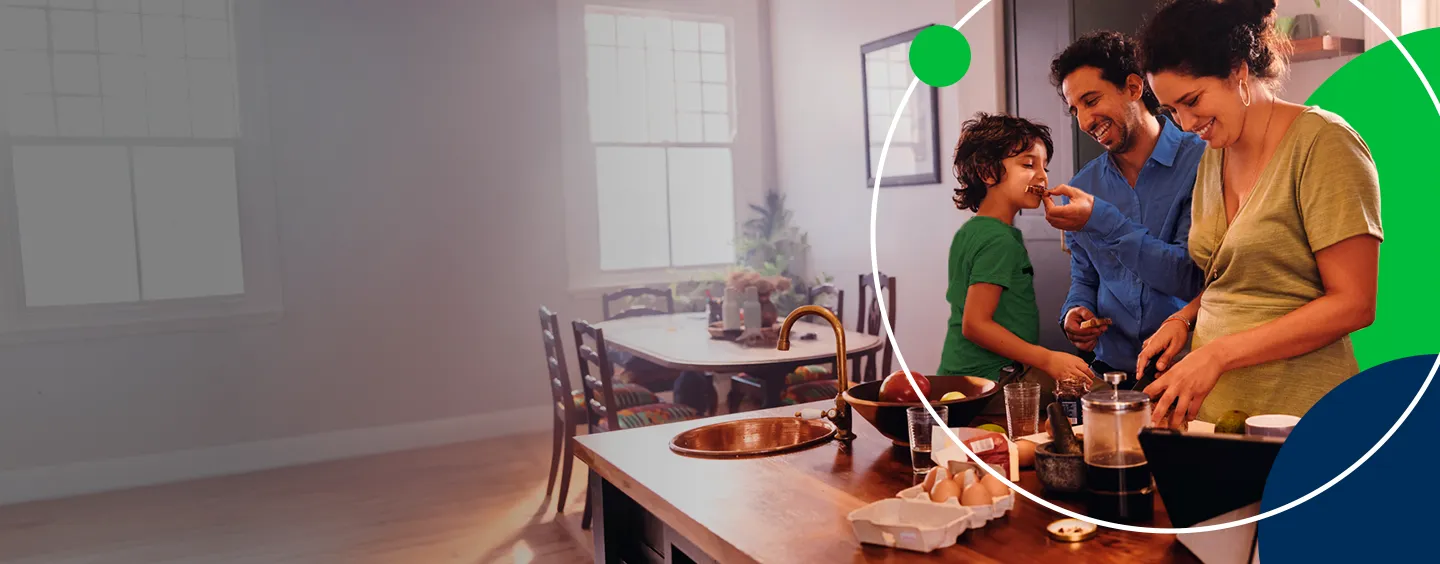 Família alegre cozinhando juntos em uma cozinha moderna. Pais e filho se divertem enquanto preparam alimentos saudáveis e saborosos, promovendo momentos de união.