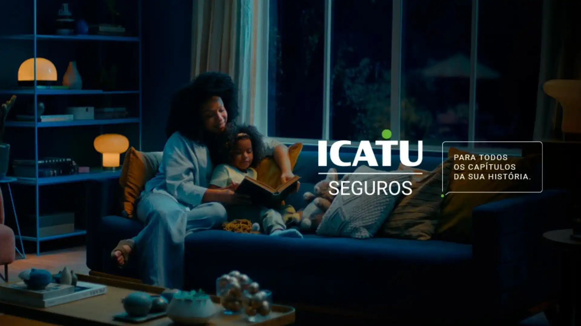 Imagem de uma mãe lendo um livro para sua filha em um ambiente aconchegante, destacando a marca ICATU Seguros e a mensagem sobre proteção e história familiar.