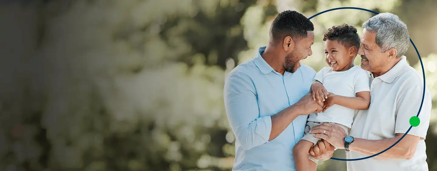 Imagem de uma família feliz ao ar livre com um pai, avô e filho sorrindo juntos, transmitindo amor e conexão familiar, ideal para conteúdo sobre união familiar e relacionamento.