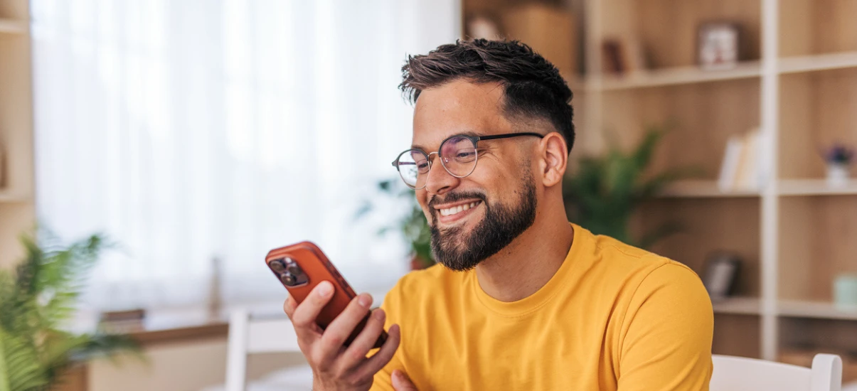 homem-sorridente-uso-telefone-ambiente-inspirador