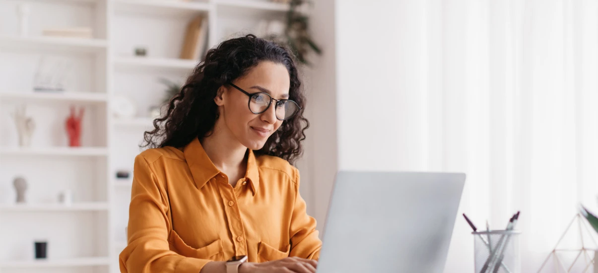 tipos de investimentos no brasil mulher-com-oculos-trabalhando-no-notebook-no-home-office