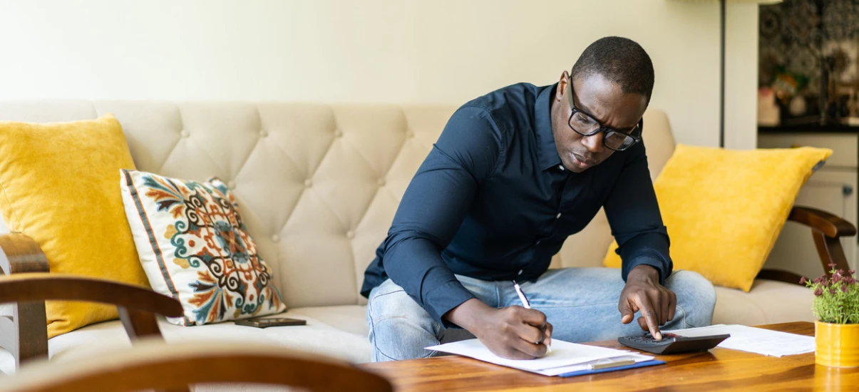 homem estudando em casa