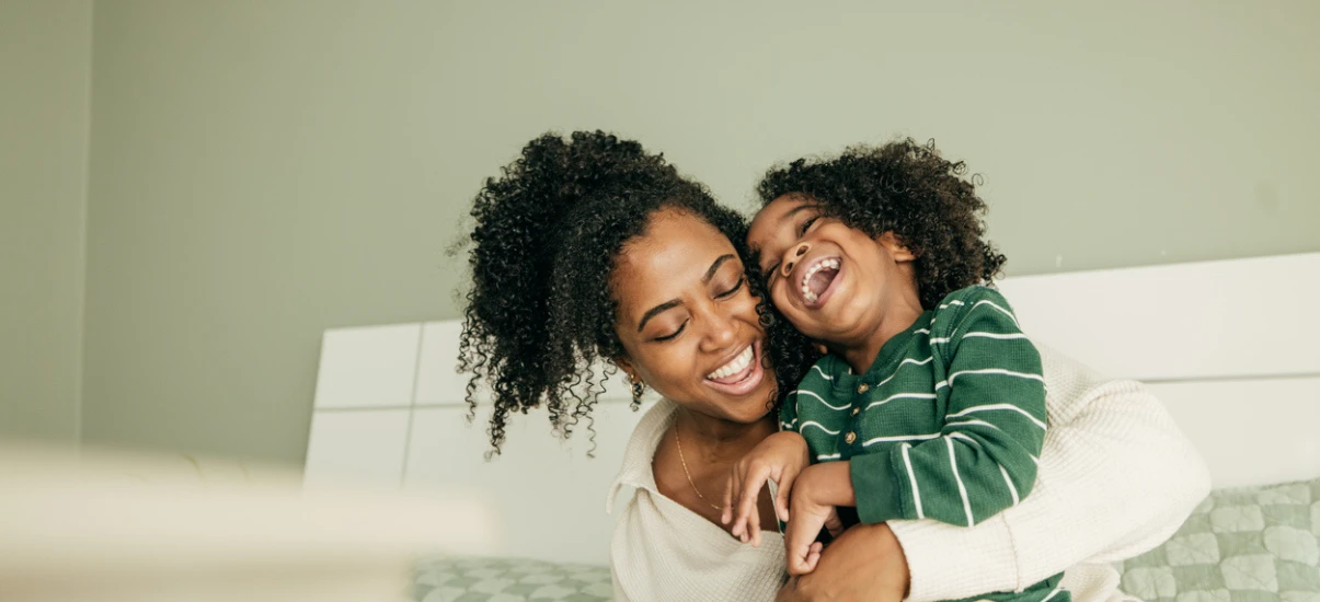 mãe e filha se abraçando com alegria